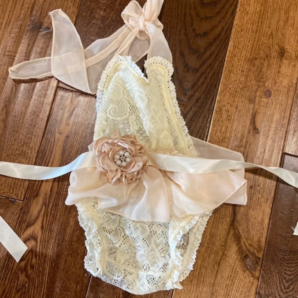 Lace bubble with ribbon belt